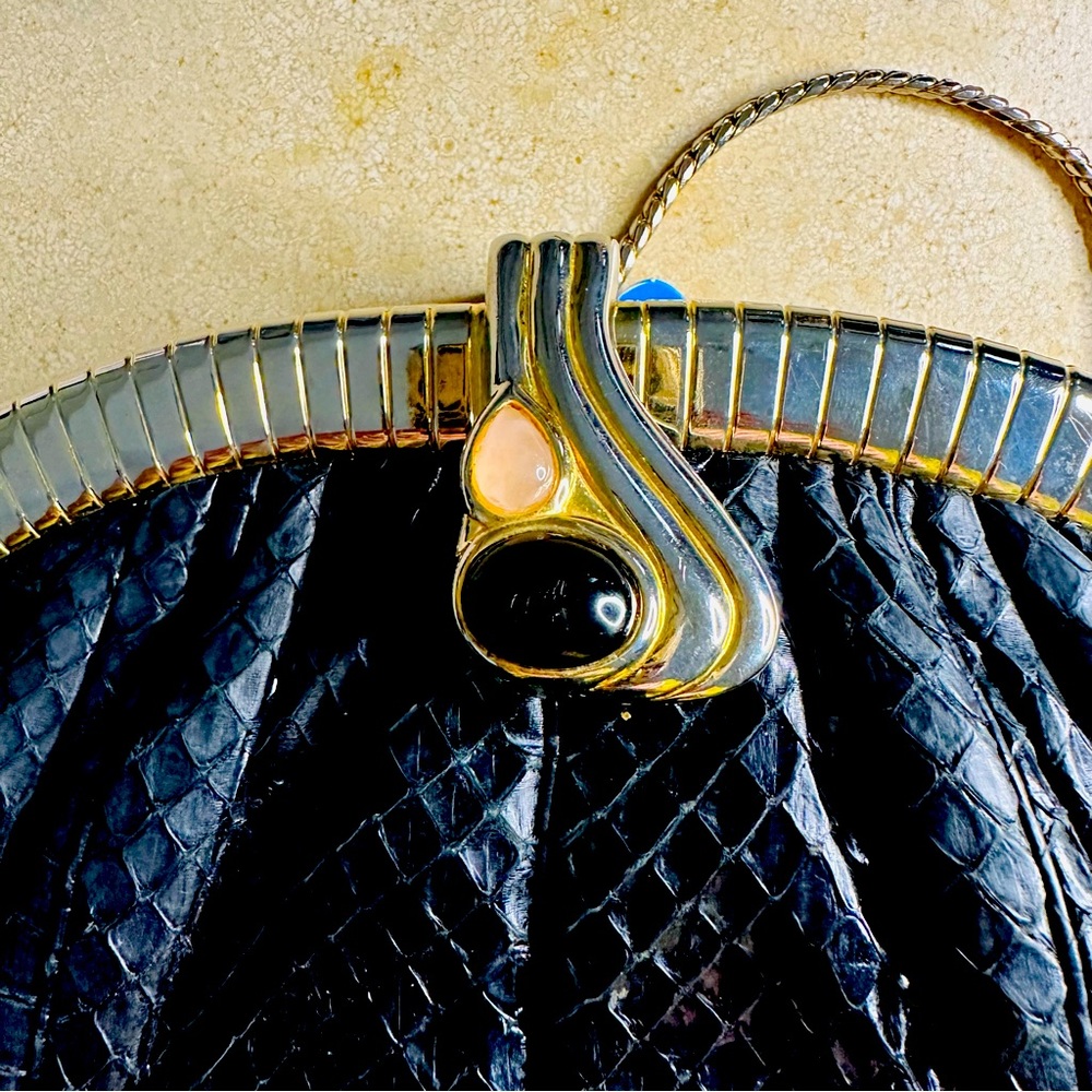 Judith Leiber vintage handbag with black onyx-Opal semiprecious stones in clasp. - Picture 3 of 7